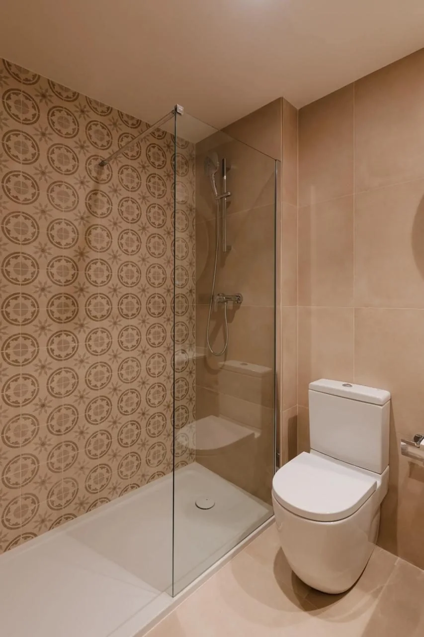 Bathroom with washbasin and shower