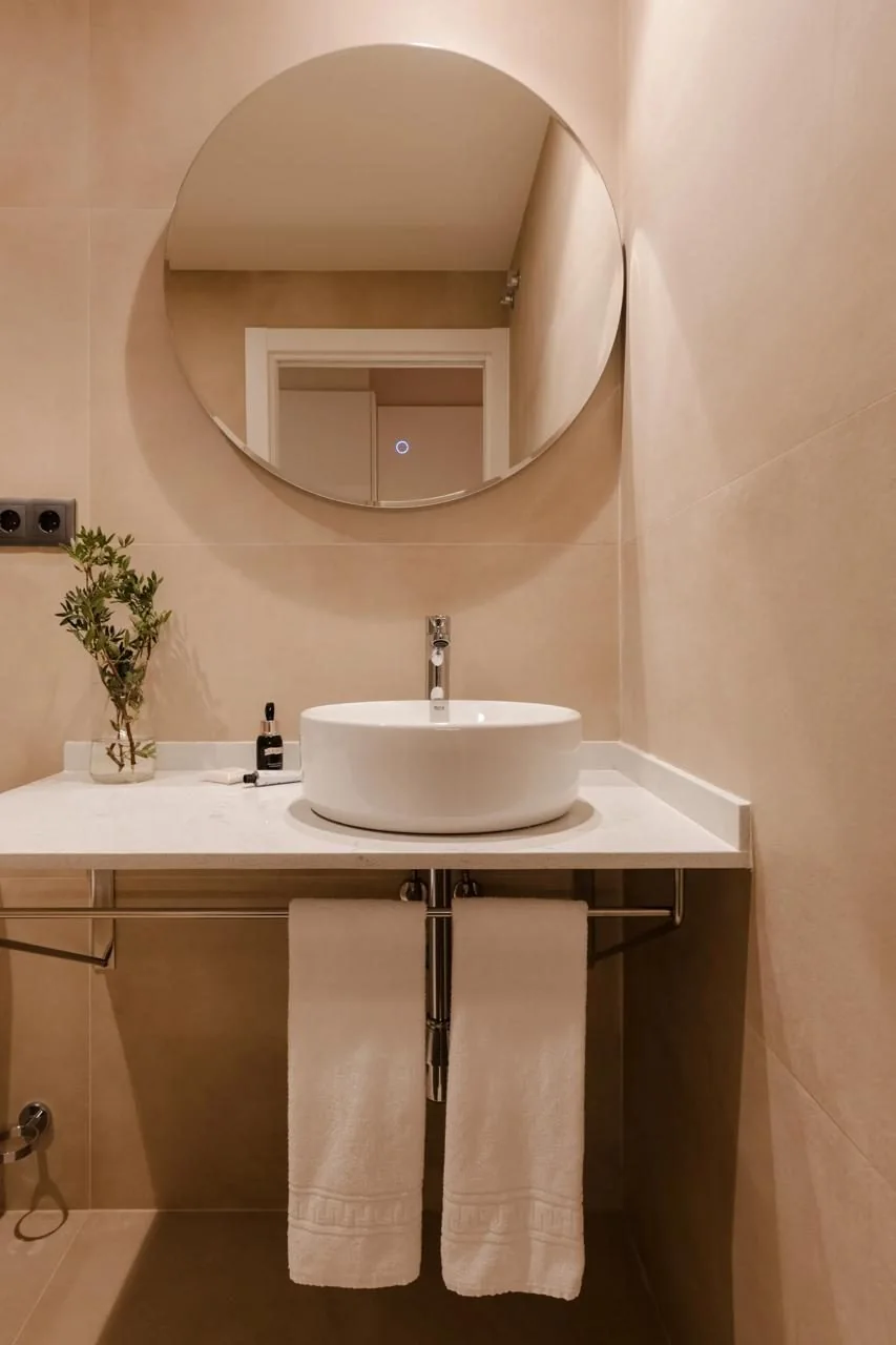 Studio bathroom with washbasin and shower
